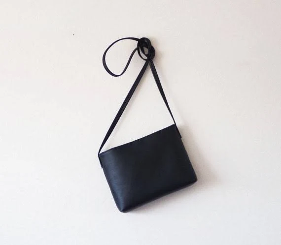 Minimalist Leather Crossbody Bag with Magnetic Closure