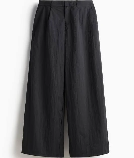 pants H&M Ladies Tailored Crêpe Pants H&M $29.99