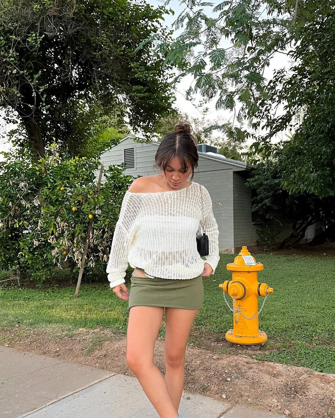 Early fall outfits ideas 2026 Loose Open Knits With Tiny Mini Skirts