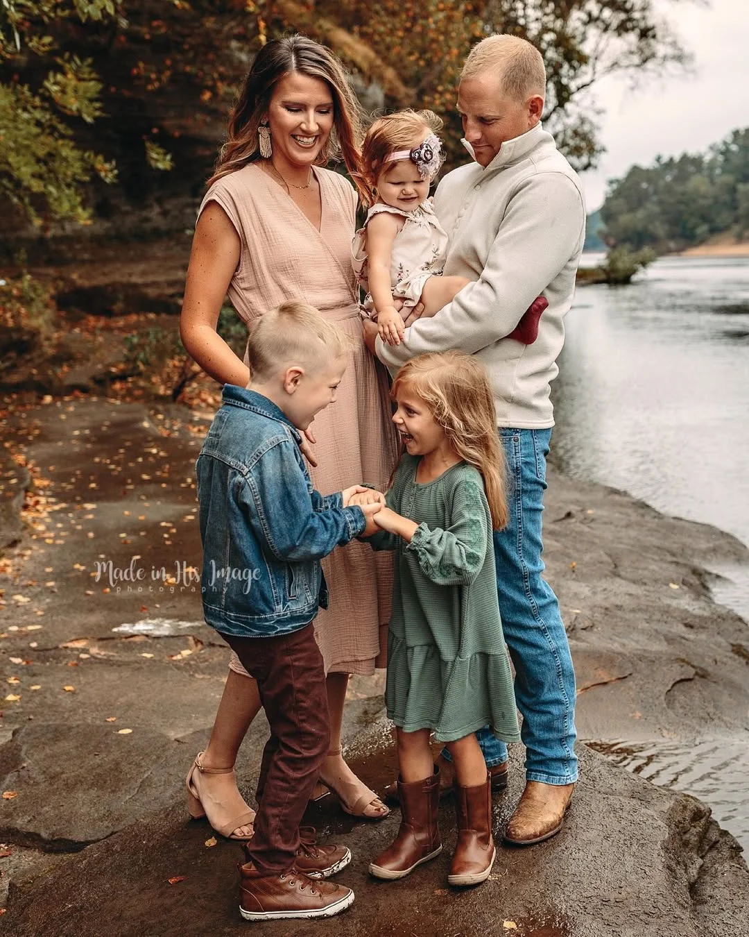 Fall Family Picture Outfits 2026: 21 Cozy & Timeless Outfit Ideas for Beautiful Family Photos