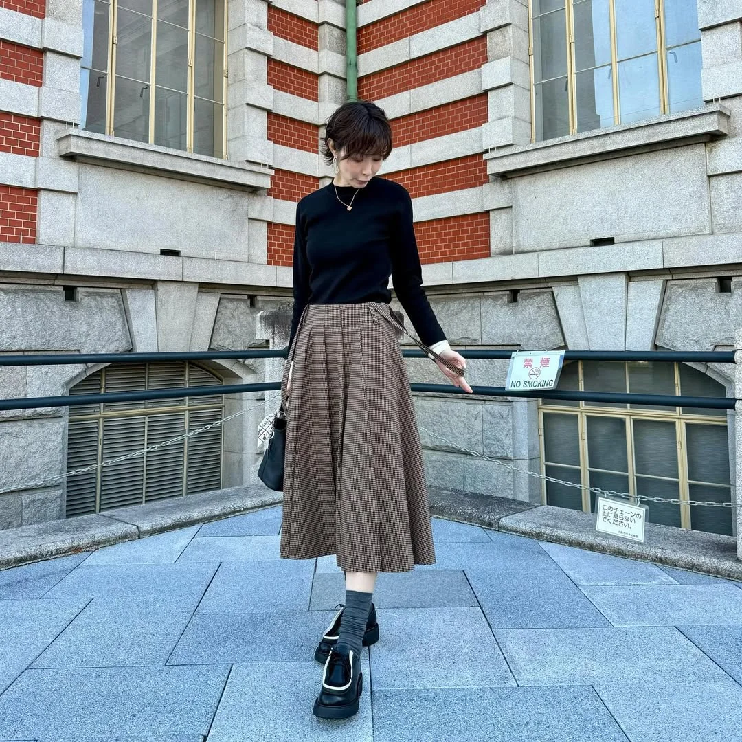 fall fashion for women over 40 A Timeless Midi Skirt That Always Looks Polished