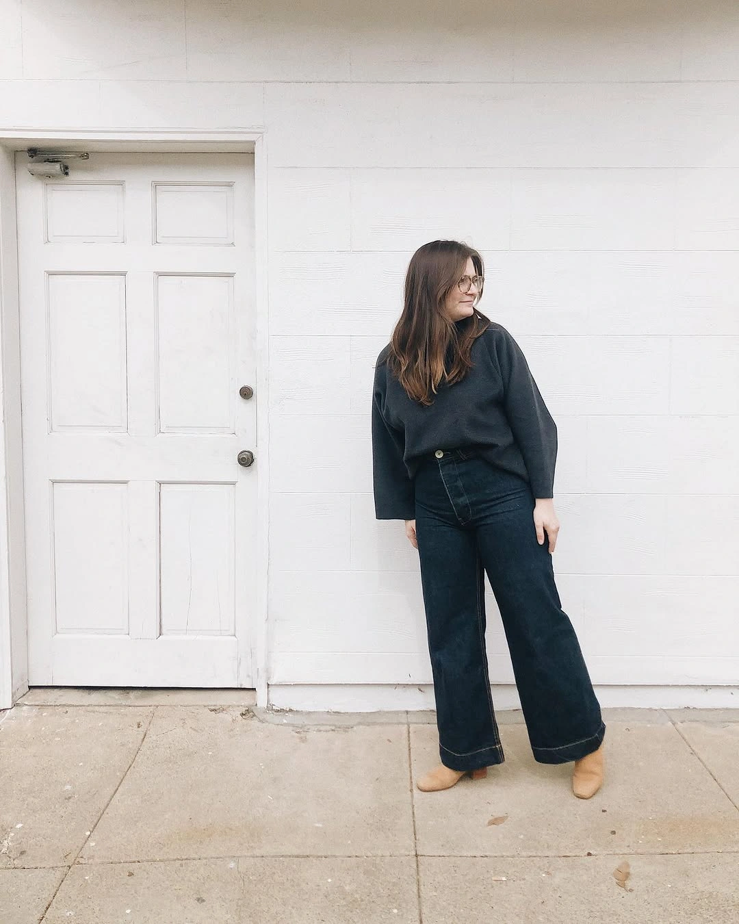 fall mom outfits 2026 Dark Wash Denim Creates an Effortlessly Minimal Look
