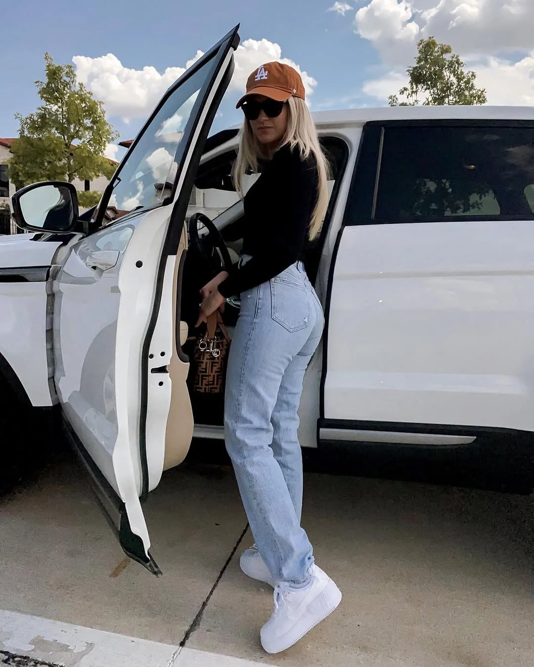 fall outfits with sneakers and jeans 2026 Light-Wash Denim and Crisp White Sneakers for Everyday Ease
