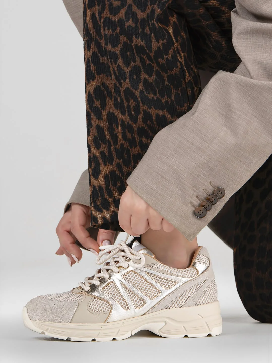 fall outfits with sneakers and jeans 2026 Metallic Neutral Sneakers That Pair with Every Autumn Wardrobe