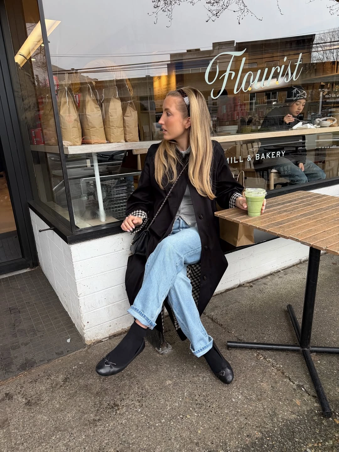 fall pregnancy outfits 2026 Relaxed Denim and a Tailored Coat for Everyday Coffee Runs