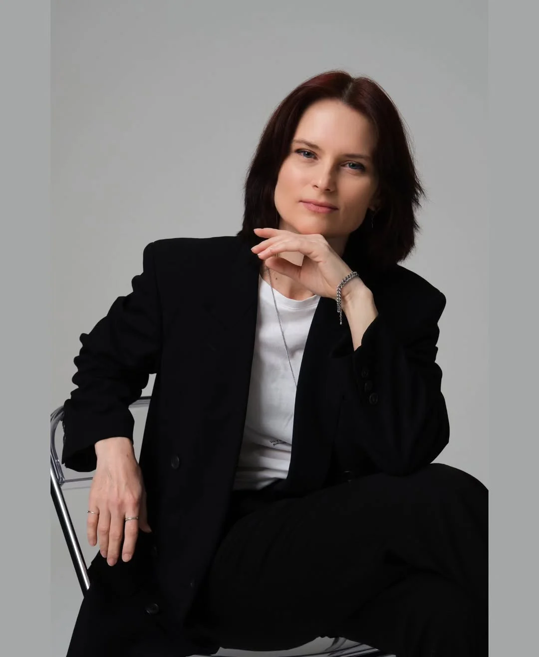 fall smart casual work outfit for women 2026 Relaxed Black Suits Feel Effortless When Styling Stays Minimal