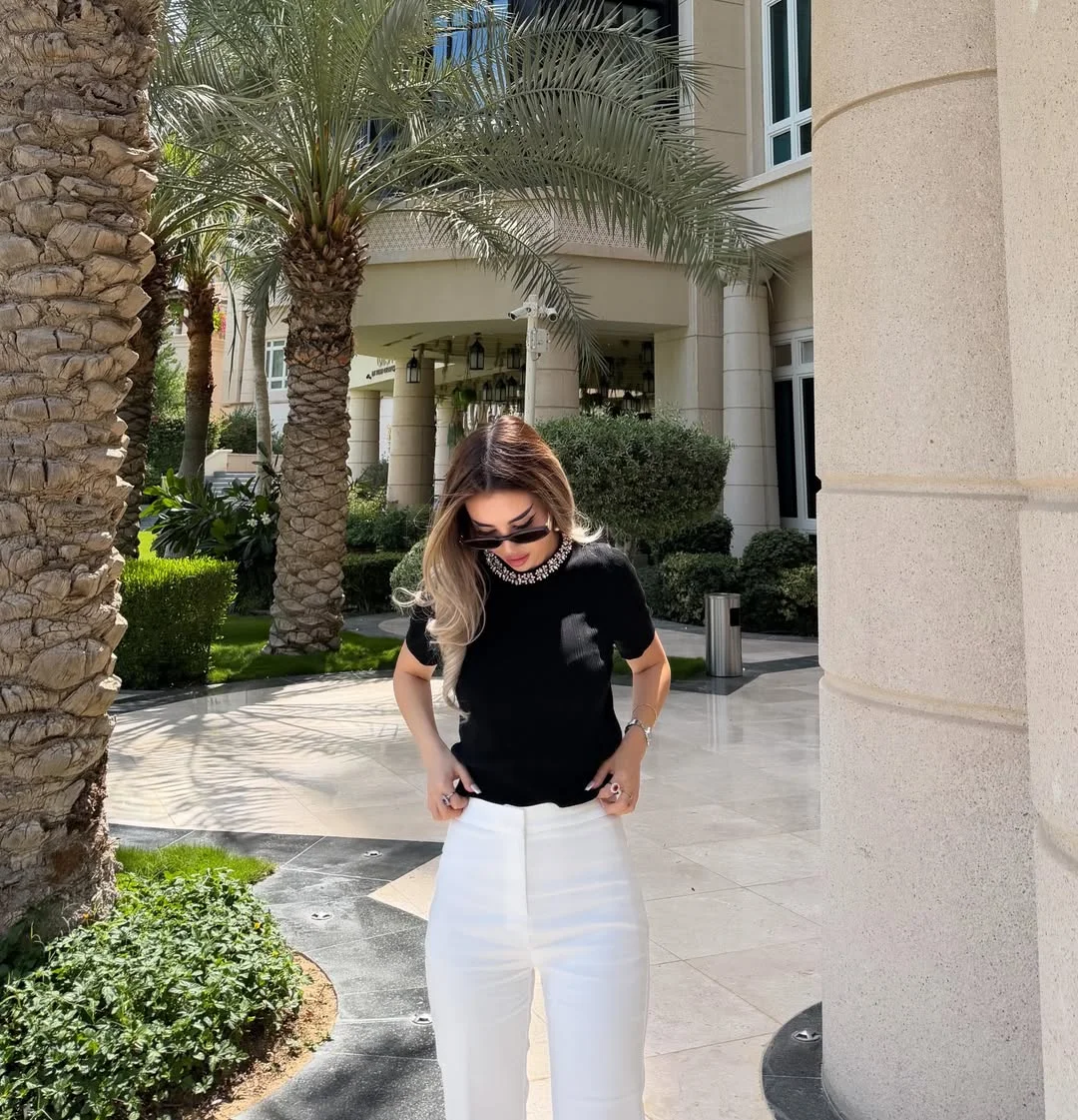 fall smart casual work outfit for women 2026 Minimal Black And White Styling Always Wins On Casual Fridays