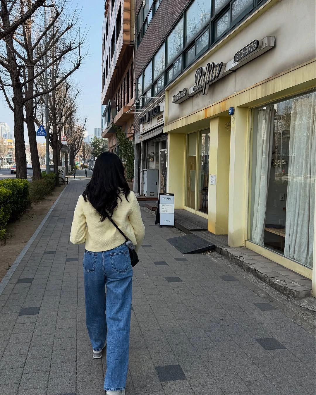 fall travel outfits 2026 Light Knit Basics for Exploring Stylish Neighborhoods