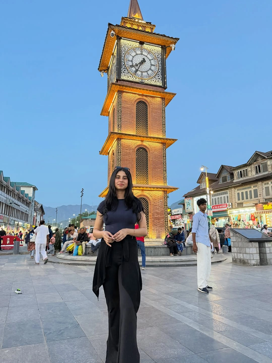fall travel outfits 2026 Minimal Black Looks for Warm Autumn Evenings