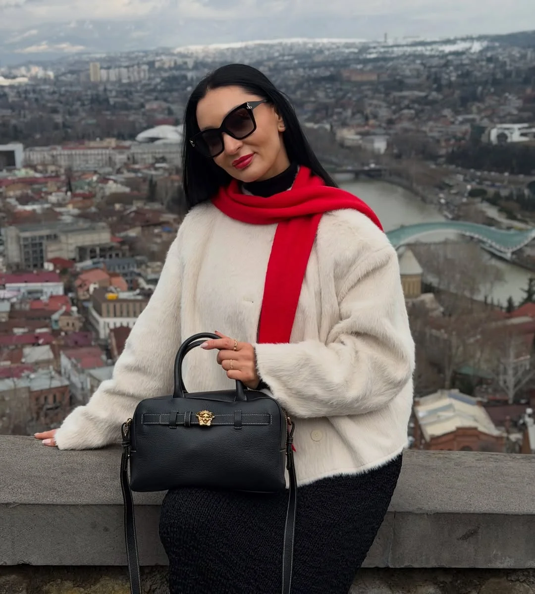 fall travel wardrobe for women 2026 Elegant Color Contrast For Memorable Autumn Getaways