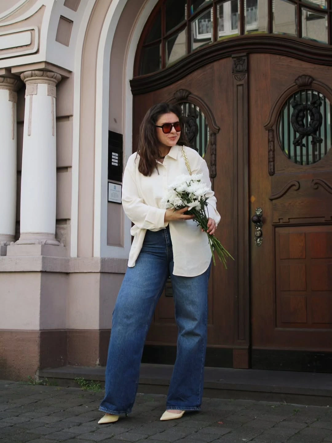 nice fall outfits 2026 Classic Blue Jeans And An Oversized White Shirt Never Fail