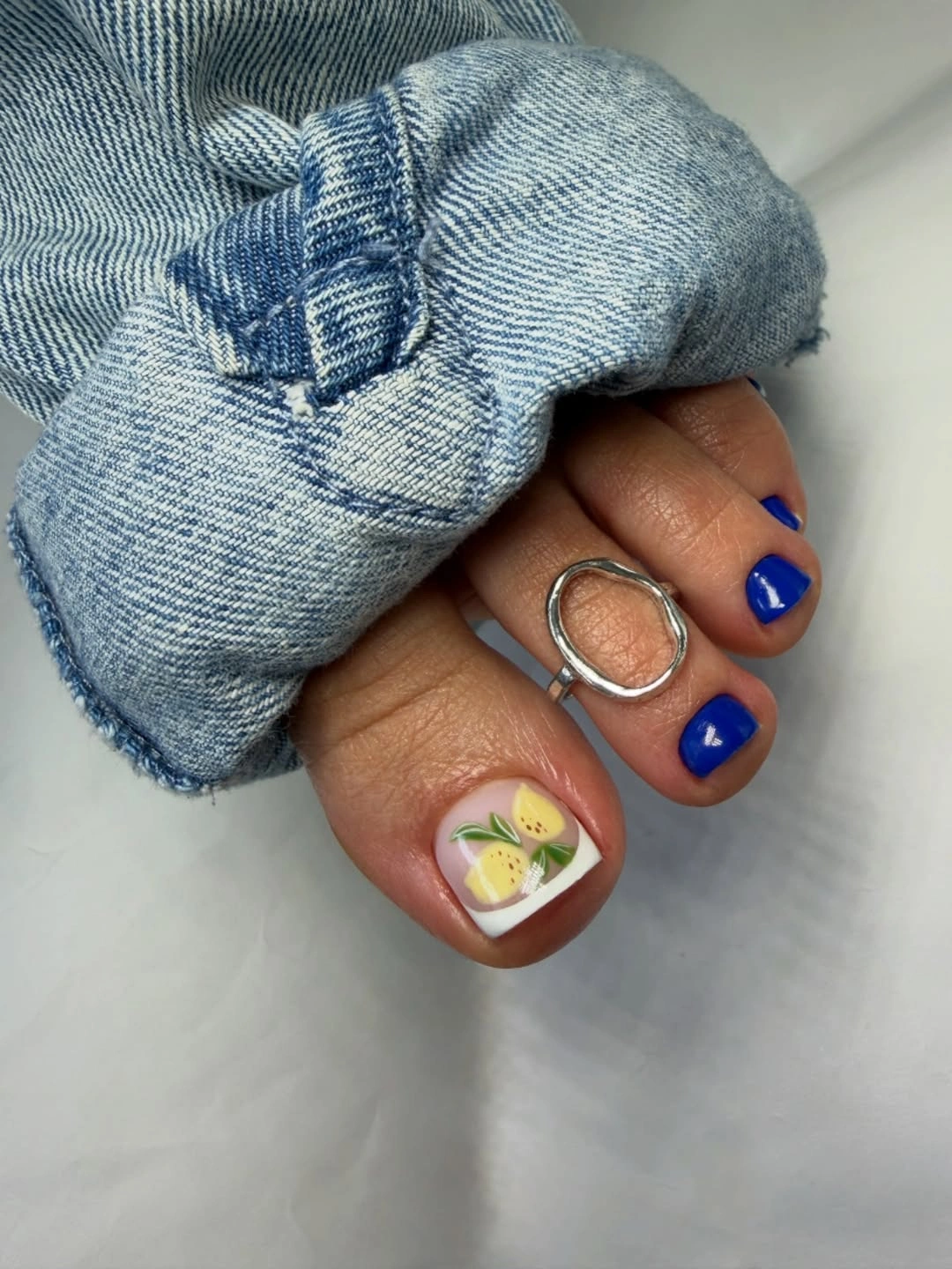 august toe nails 2026 Blue Toe Nails With Lemon Art For A Fresh August Style