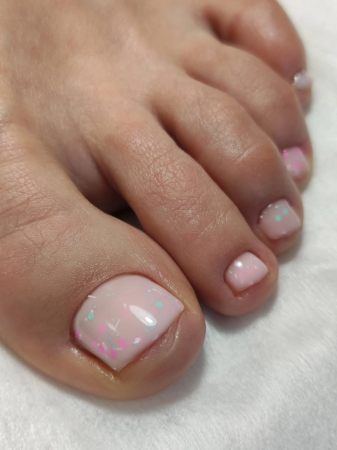 august toe nails 2026 Soft Pink Confetti Toe Nails With A Delicate Shine
