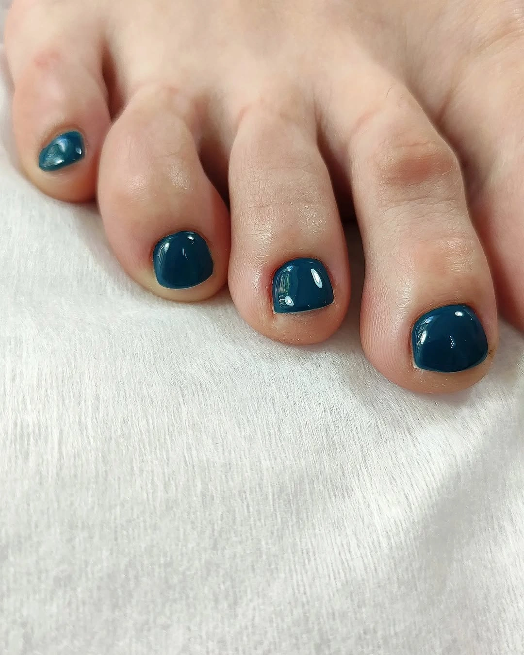 august toe nails 2026 Deep Teal Toe Nails With A Glossy Ocean-Inspired Finish