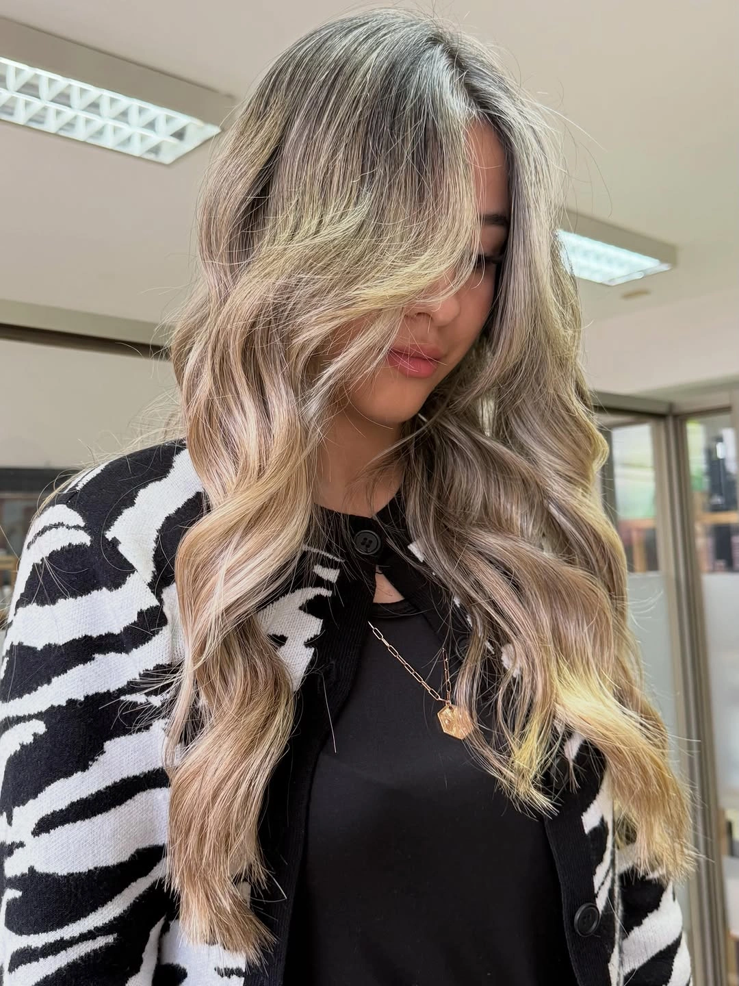 babylights hair ideas Champagne Beige Babylights with Face-Framing Waves