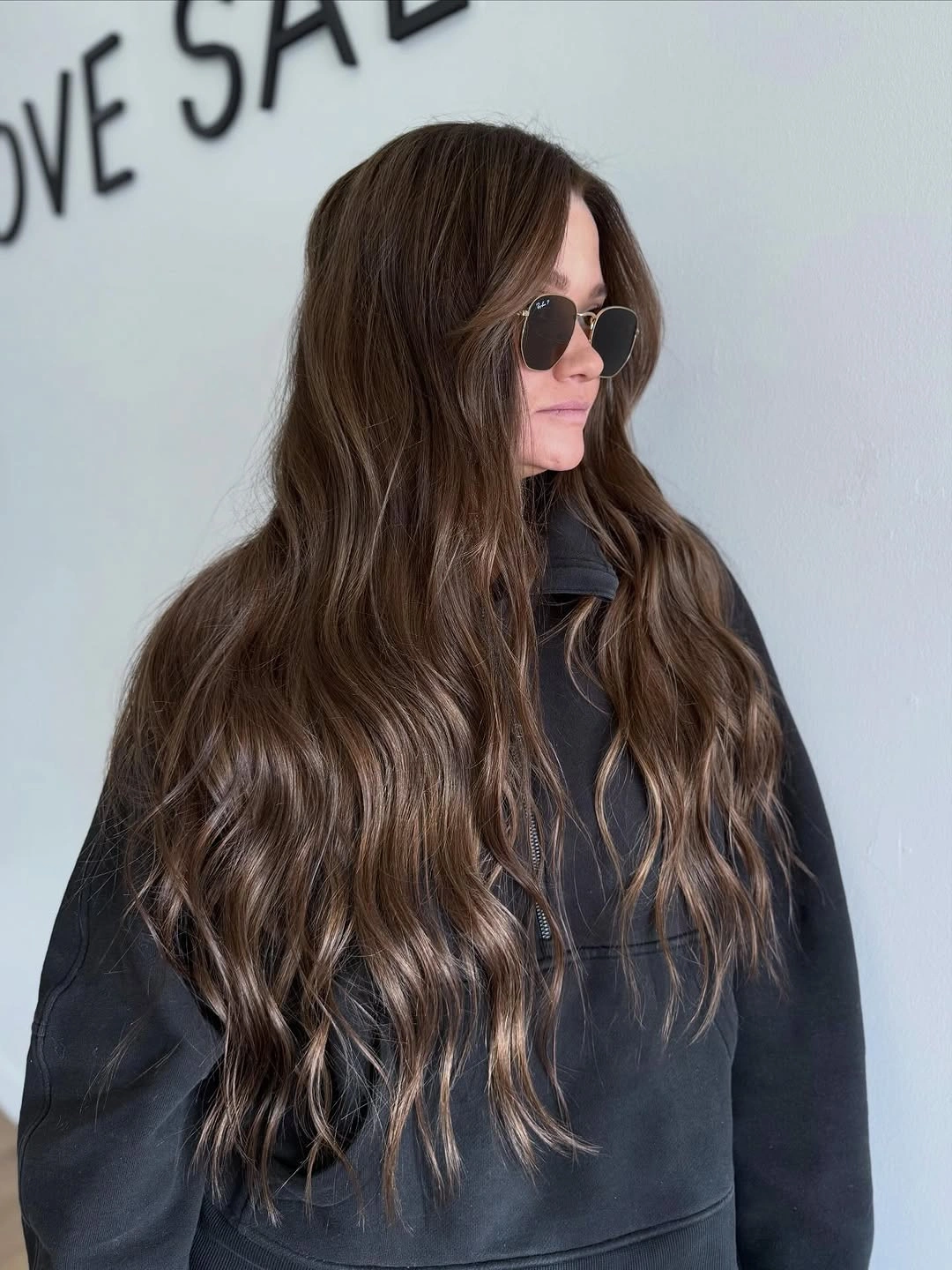 dimensional brunette hair color Effortless Mushroom Brunette with Soft Beach Waves