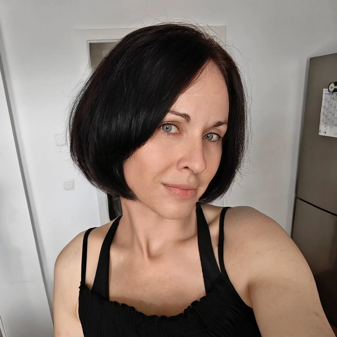 fall bob haircut ideas 2026 Classic Rounded Bob With Deep Glossy Finish