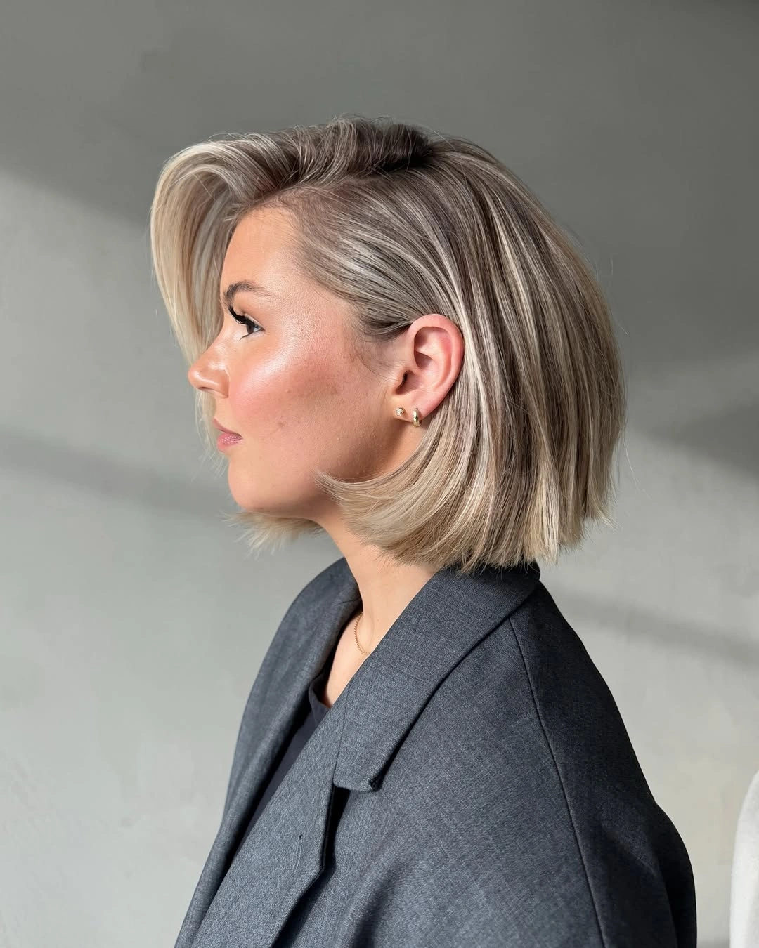 fall bob haircut ideas 2026 Voluminous Blonde Bob With Sweeping Side Layers
