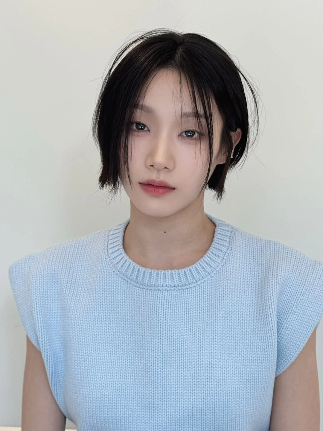 fall bob haircut ideas 2026 Minimalist Short Bob With Face-Framing Pieces