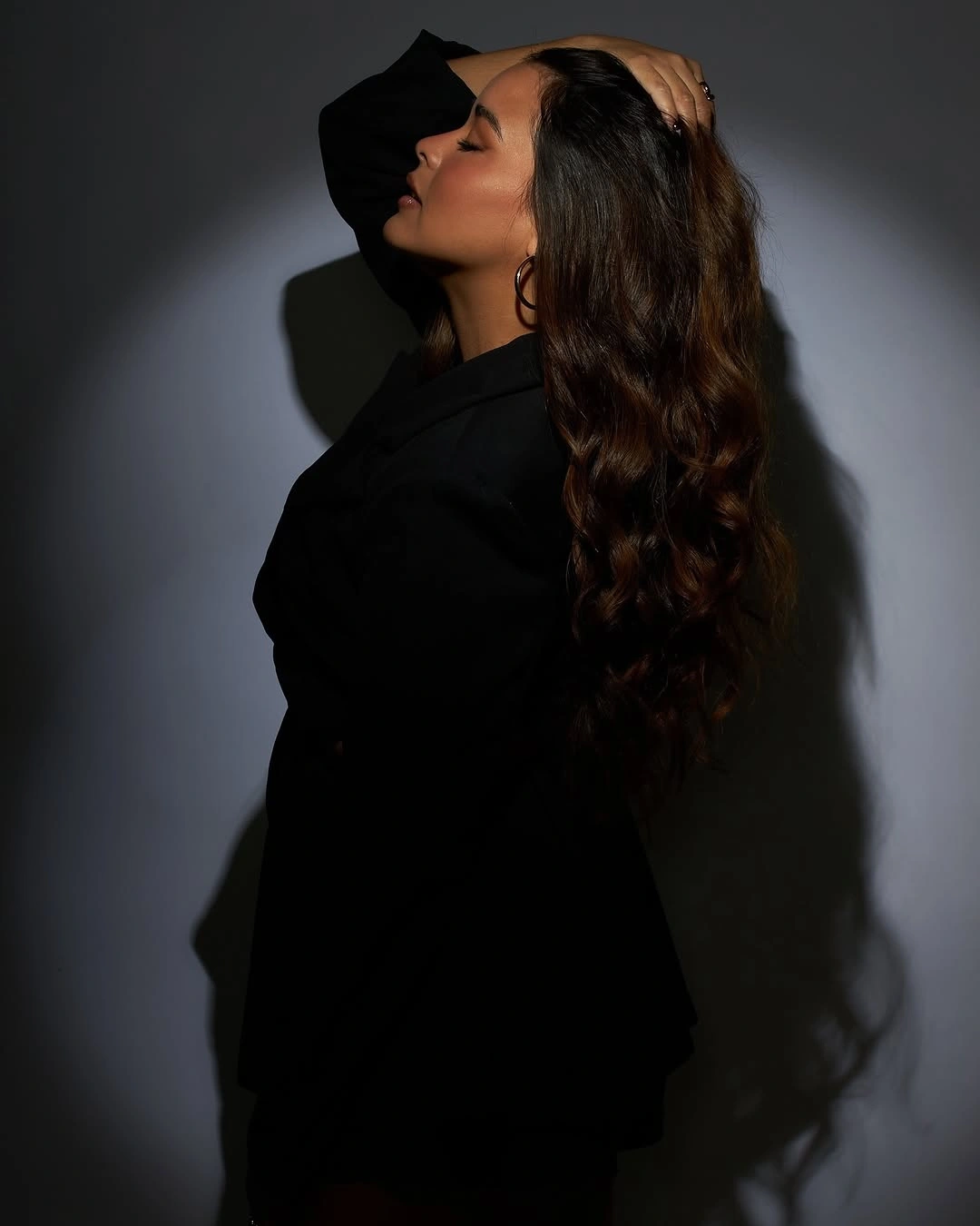 Fall brunette hair colour 2026 Glossy Midnight Brunette with Soft Romantic Waves
