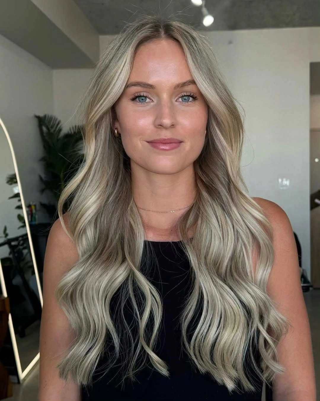 fall hairstyles 2026 Dimensional Beige Blonde Waves That Feel Effortlessly Expensive