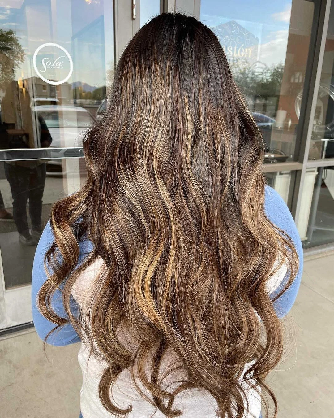 fall hairstyles for long hair 2026 Soft Mocha Waves with Caramel Dimension