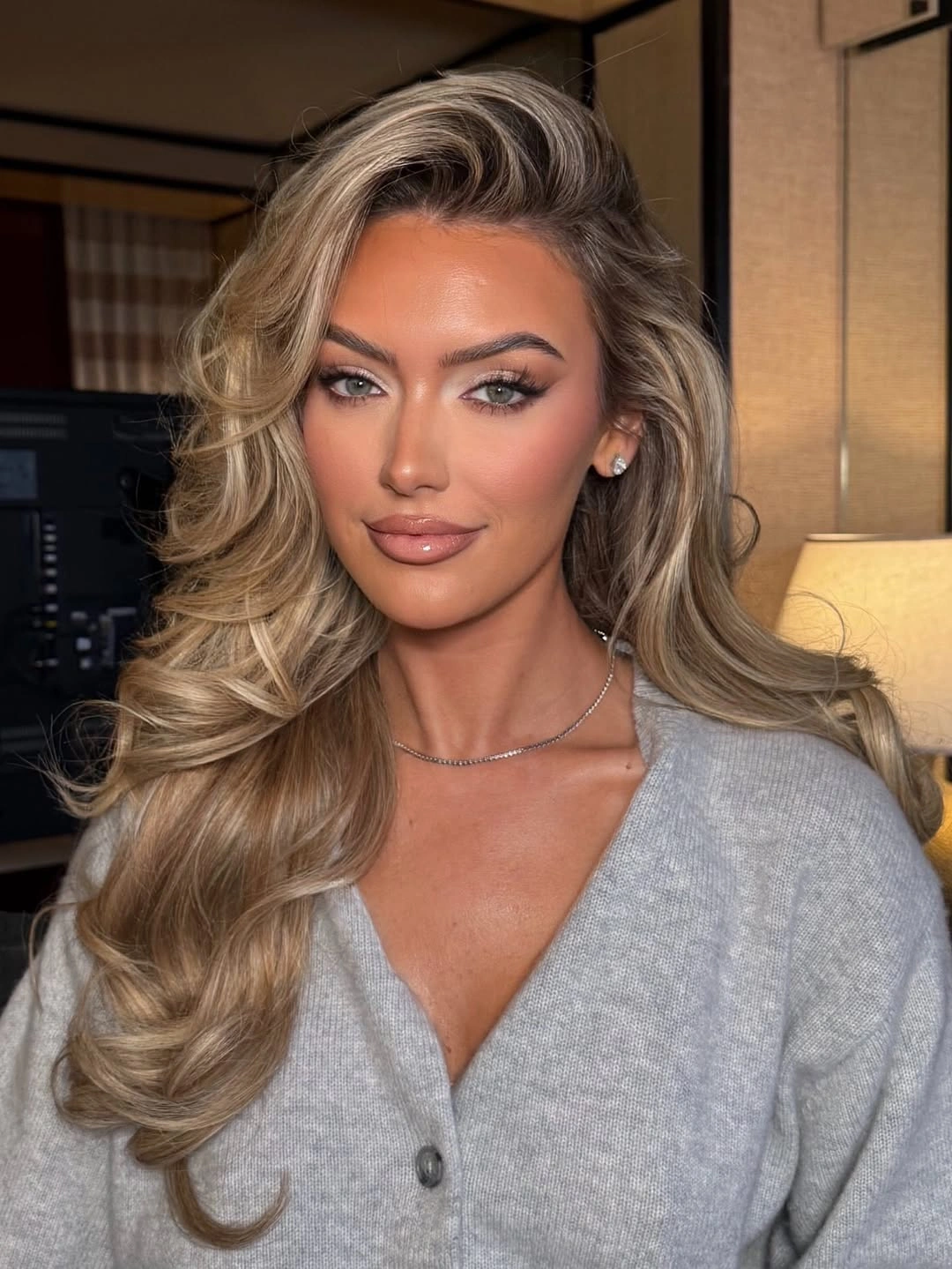fall hairstyles for long hair 2026 Voluminous Champagne Blonde Hollywood Waves