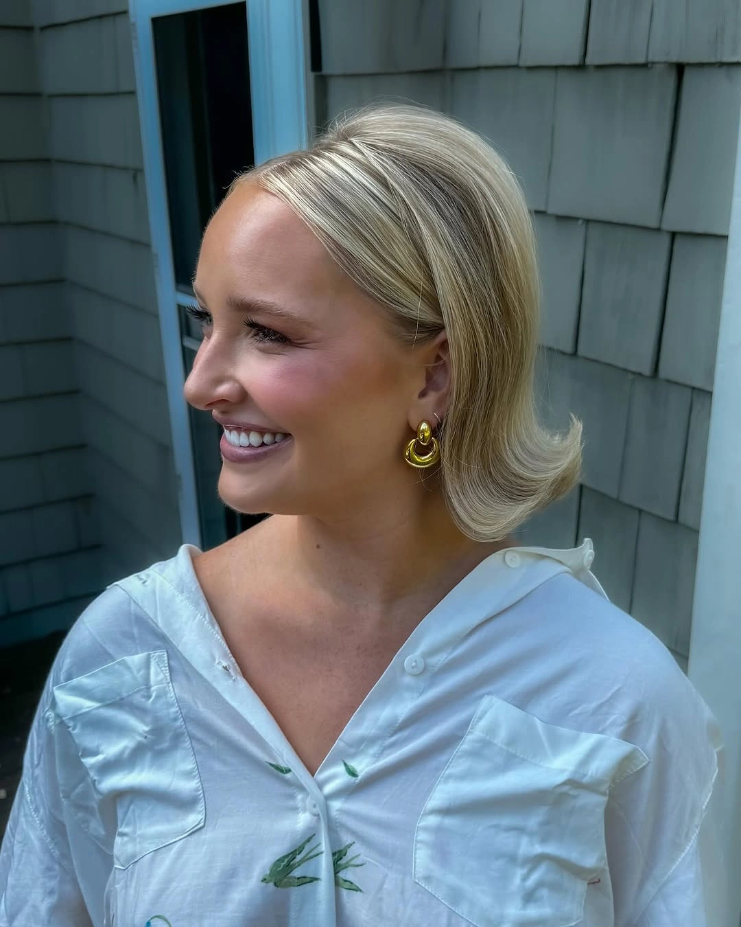 Fall hairstyles for short hair 2026 Elegant Flipped Blonde Bob with Classic Center Part