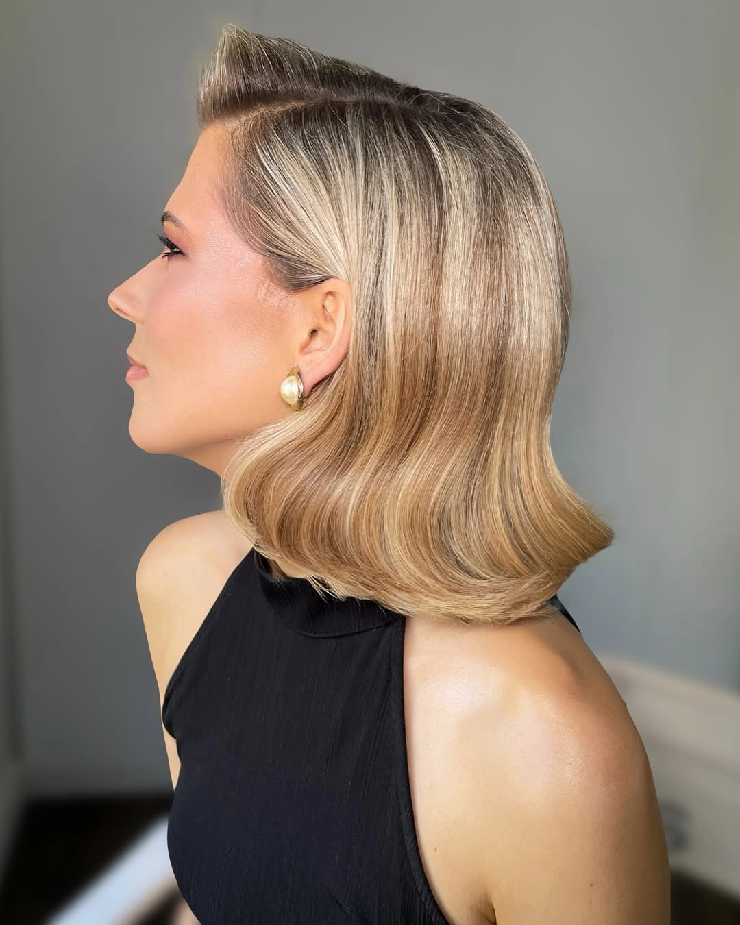 Fall hairstyles for short hair 2026 Old Hollywood Wavy Bob with Sculpted Side Sweep