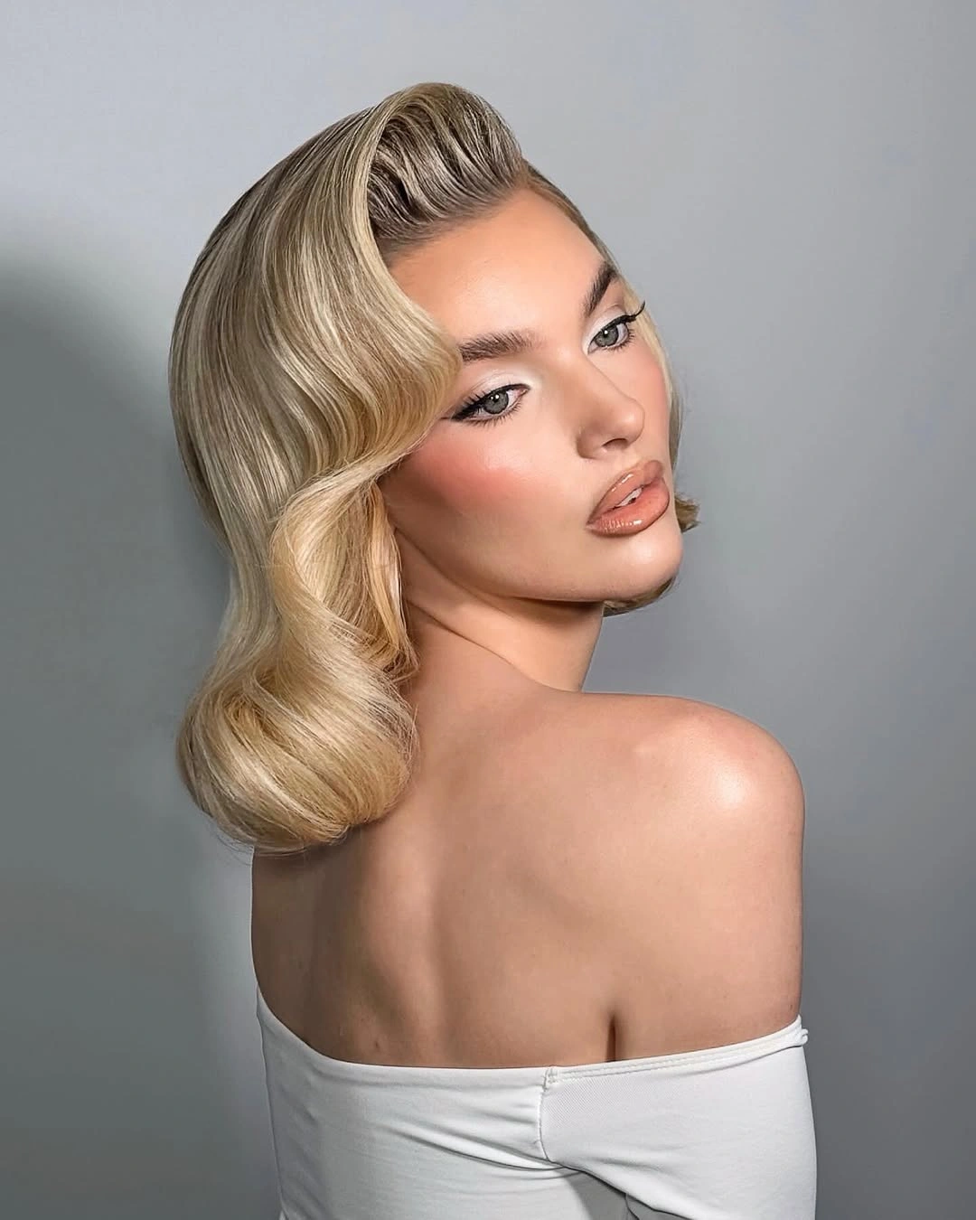 Fall hairstyles for short hair 2026 Vintage Hollywood Blonde Waves with Sculpted Volume