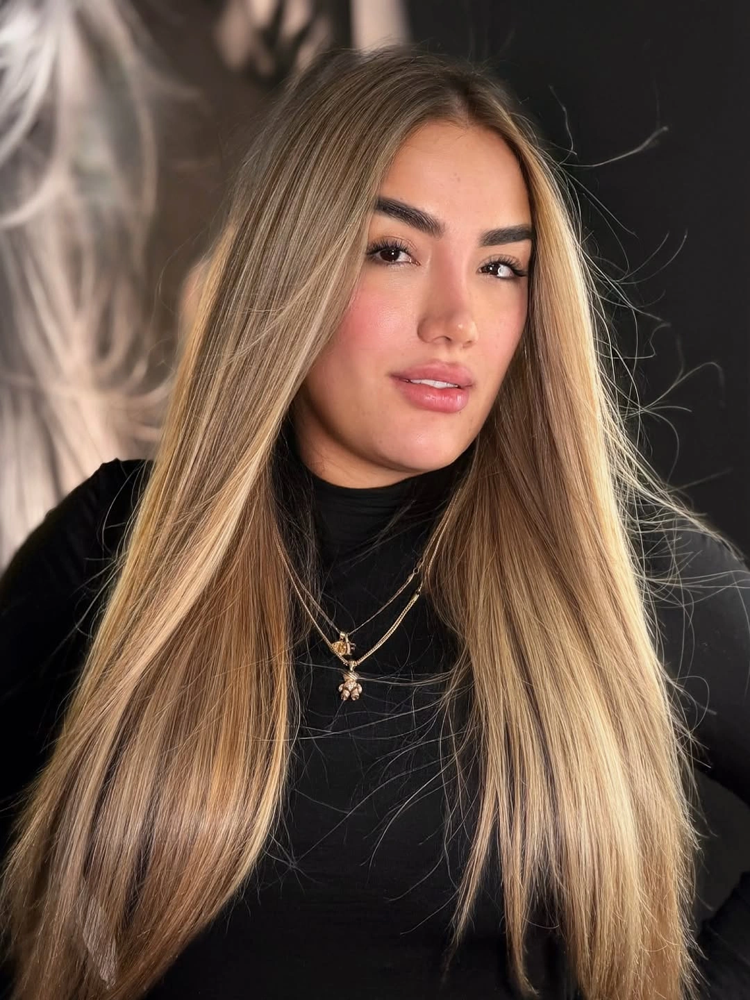 fall medium haircuts 2026 Silky Champagne Blonde With Invisible Layers