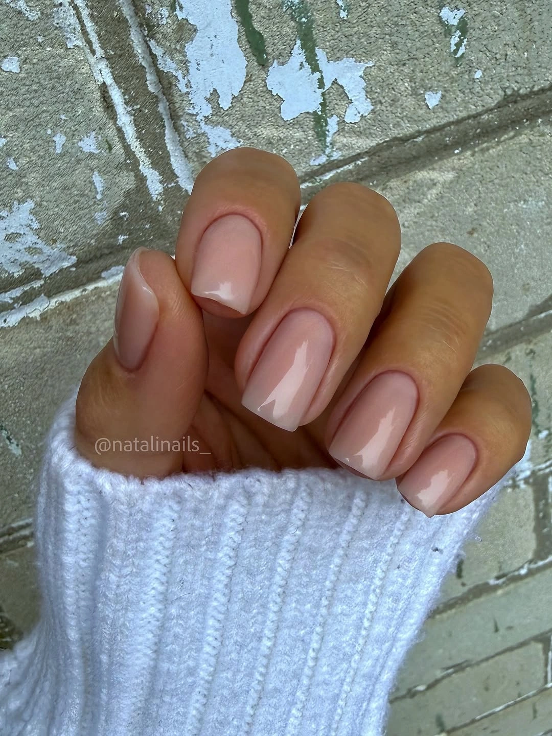 nude short nails with thin brown contour lines