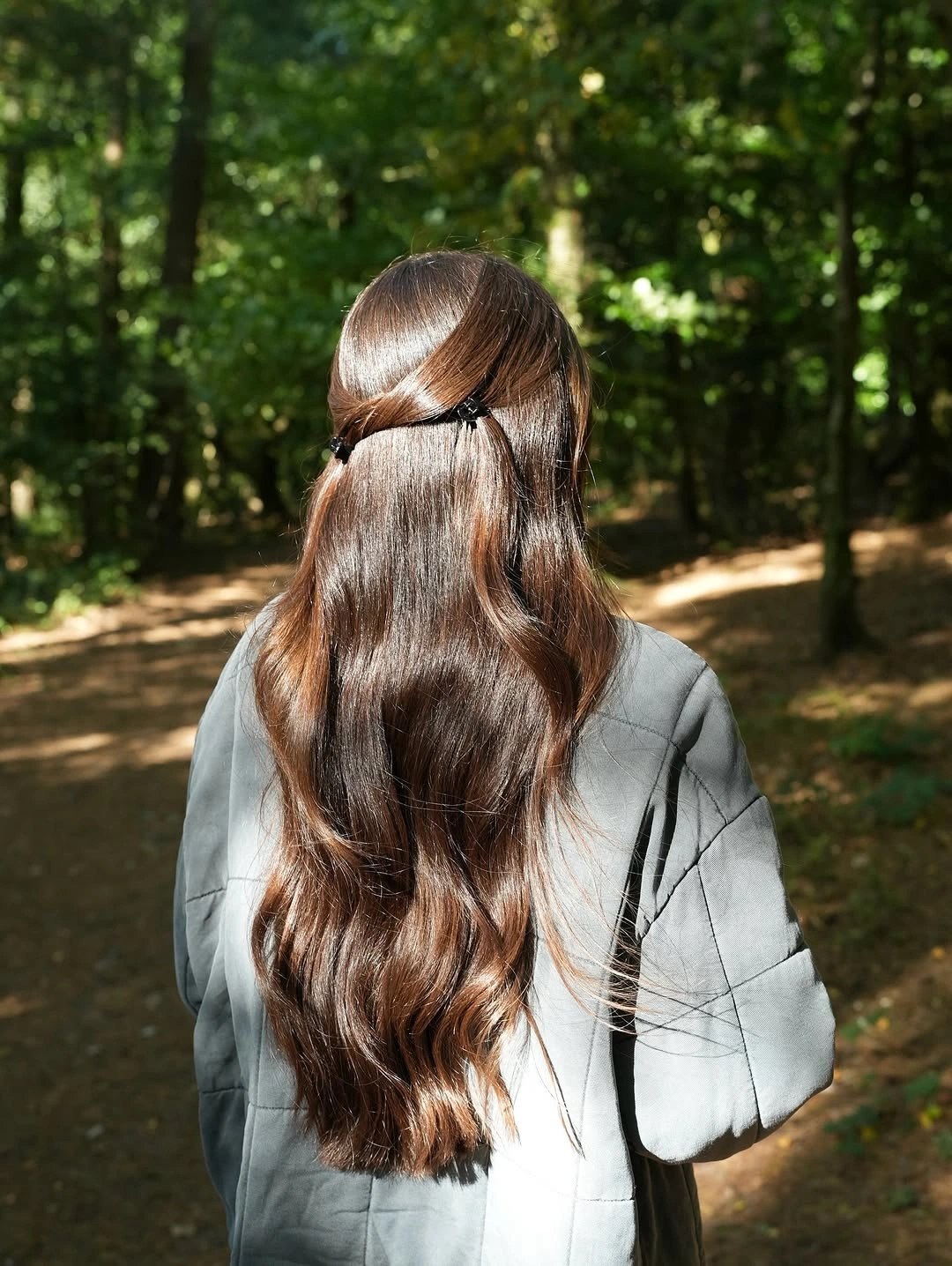 September hairstyles ideas 2026 Half-Up Brunette Waves With A Slim Clip