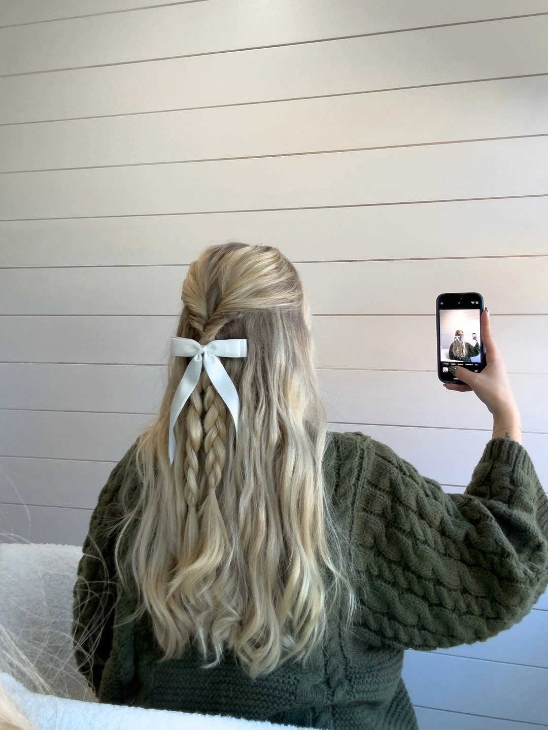 September hairstyles ideas 2026 Blonde Half-Up Waves With White Bow