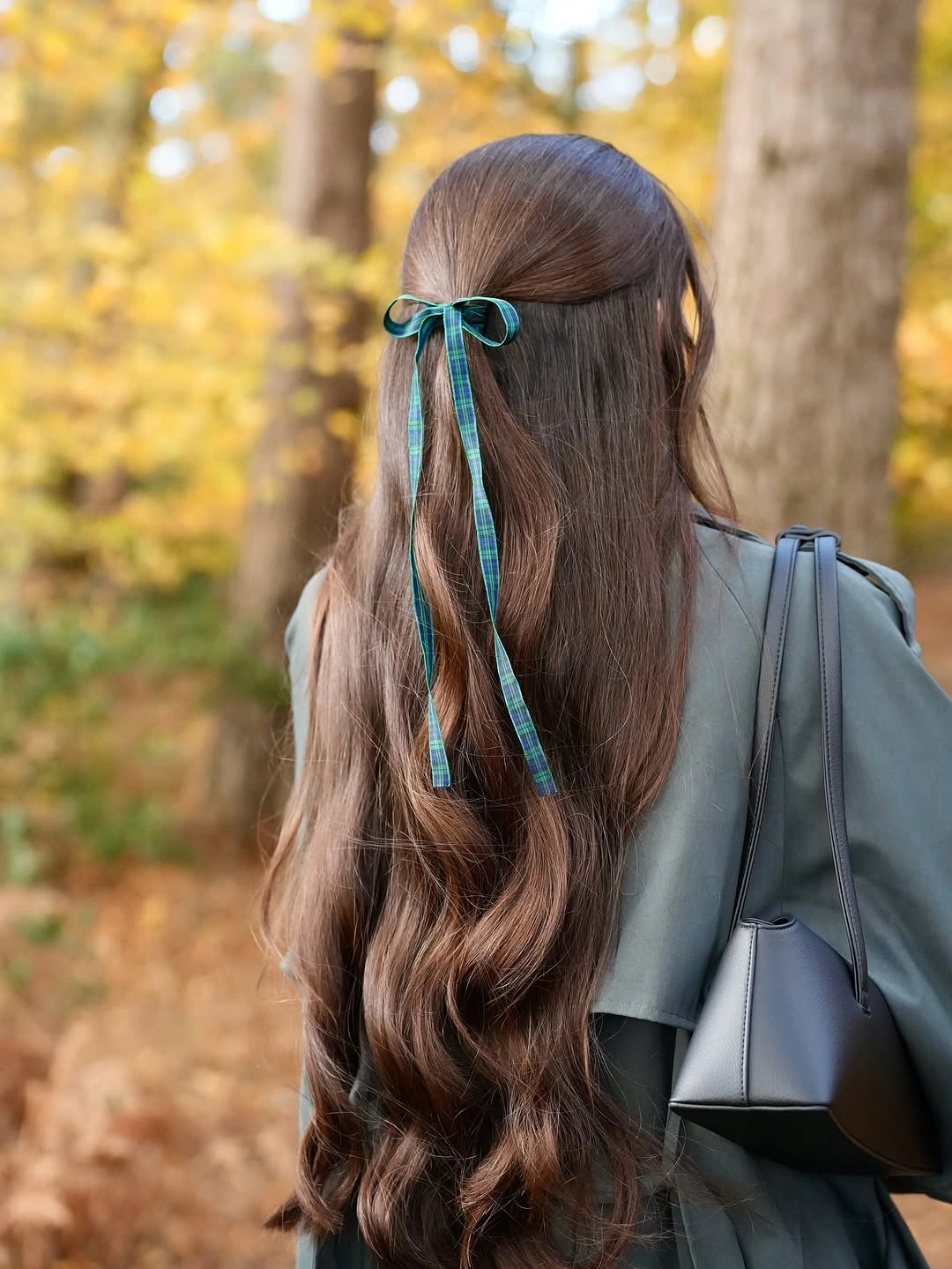 September hairstyles ideas 2026 Blue Ribbon Half-Up Brunette Waves