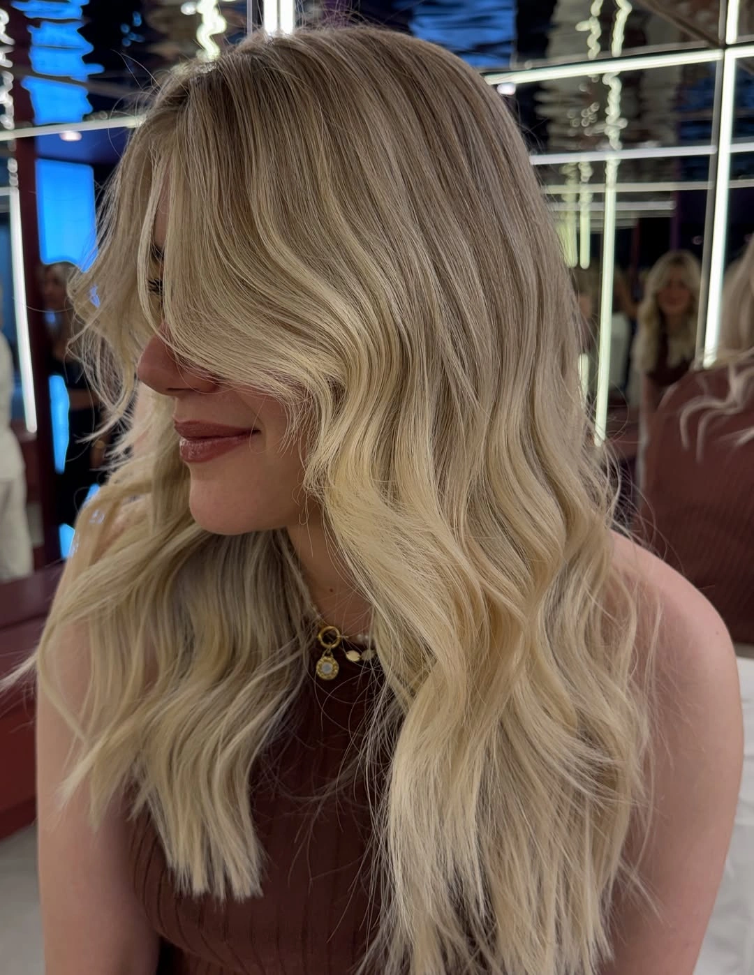 September hairstyles ideas 2026 Side-Part Blonde Waves With Bright Ends