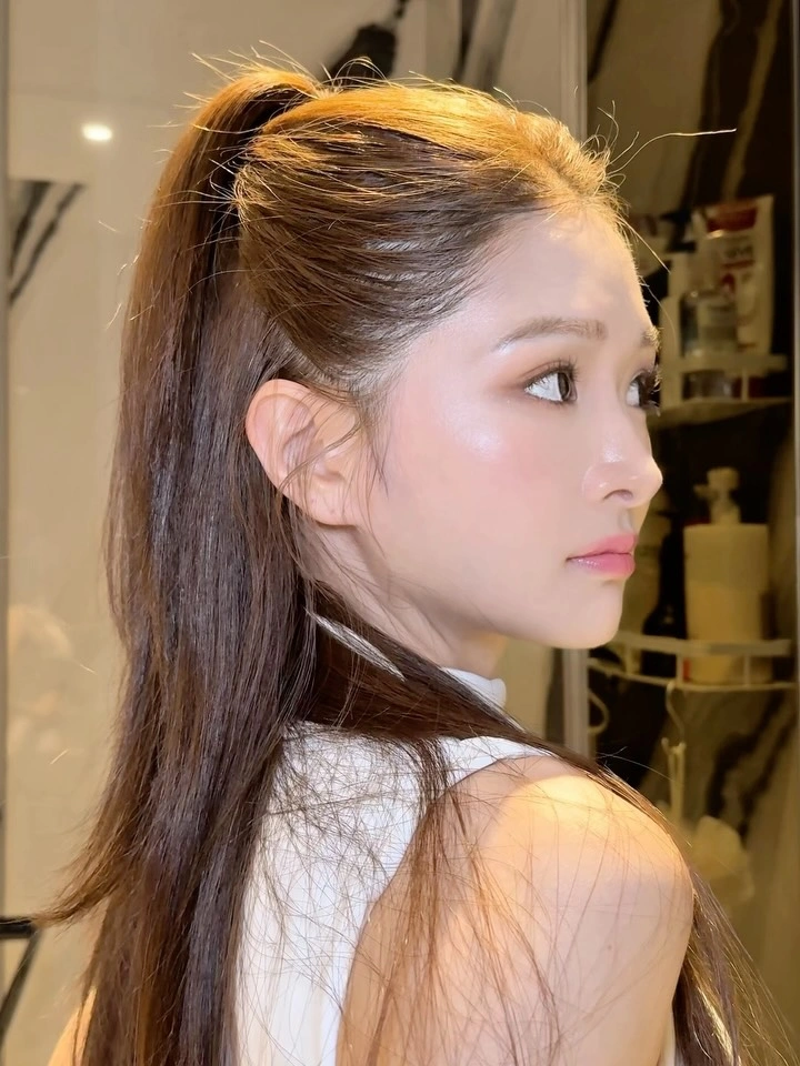 September hairstyles ideas 2026 Sleek Half-Up Ponytail With Straight Length
