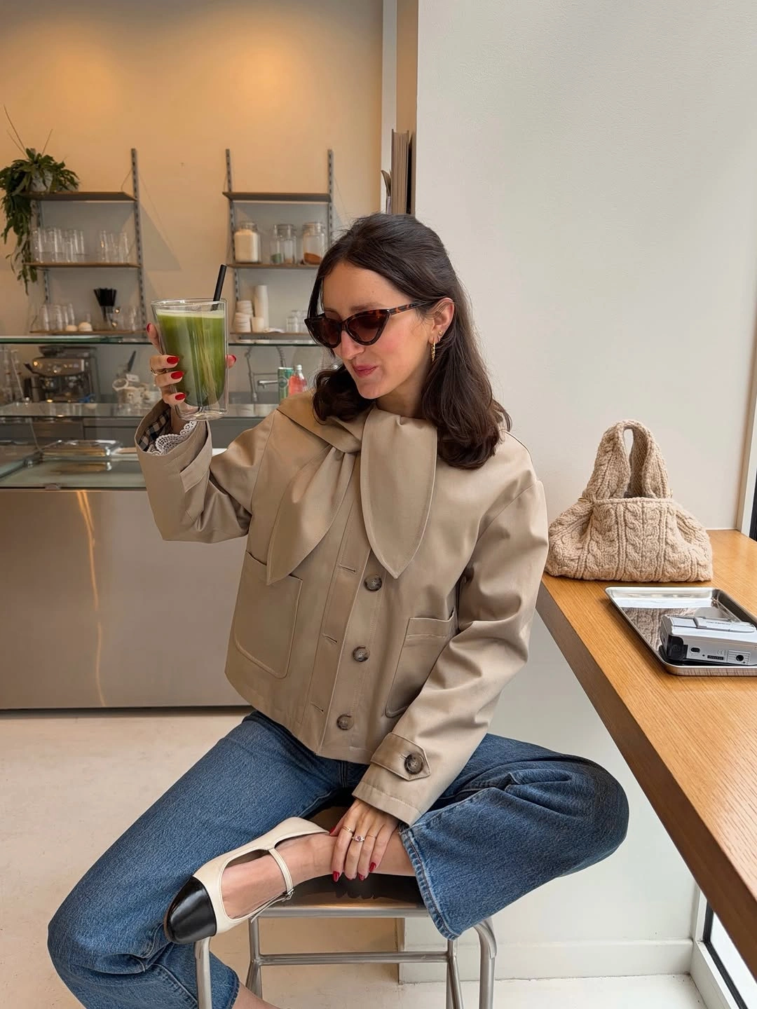 September outfits ideas 2026 Cropped Beige Trench Jacket With Blue Denim