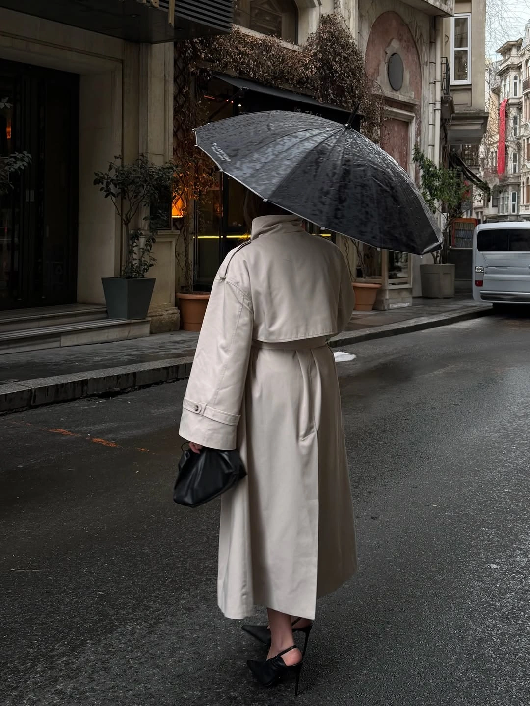 Trench coat fall outfits 2026 Rainy Day Sophistication with a Belted Cream Trench