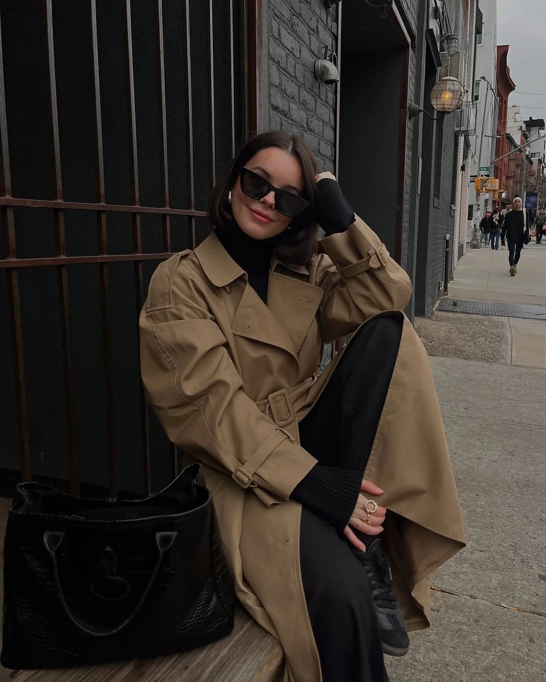 Trench coat fall outfits 2026 Minimalist City Dressing in Black and Tan