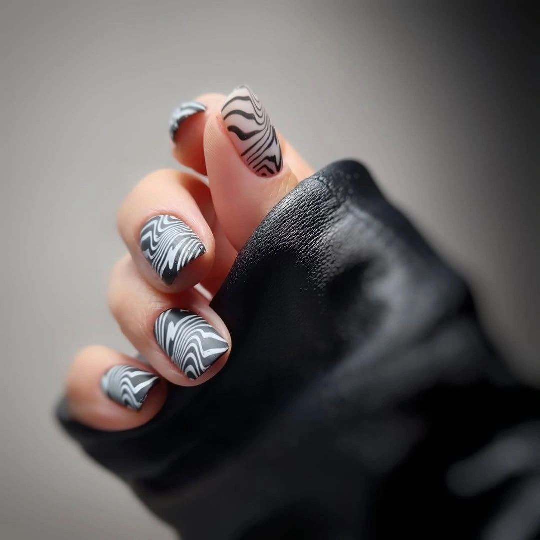 Short square nails with black and white flowing wave lines