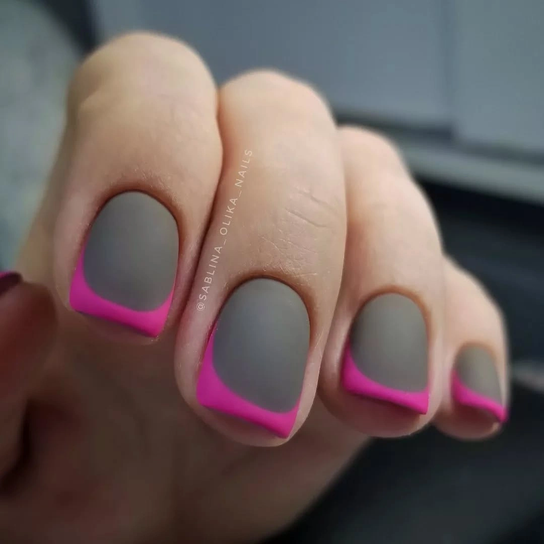 Short gray square nails with vivid neon pink edges