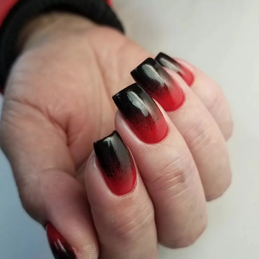 Medium square nails fading from black into bright red