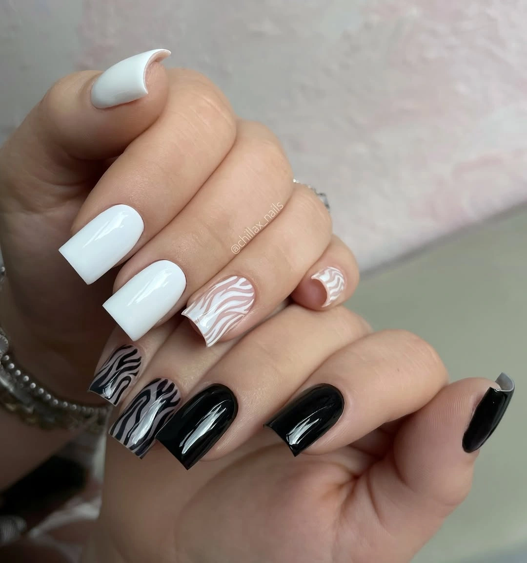 Square nails alternating black white and wavy neutral accents