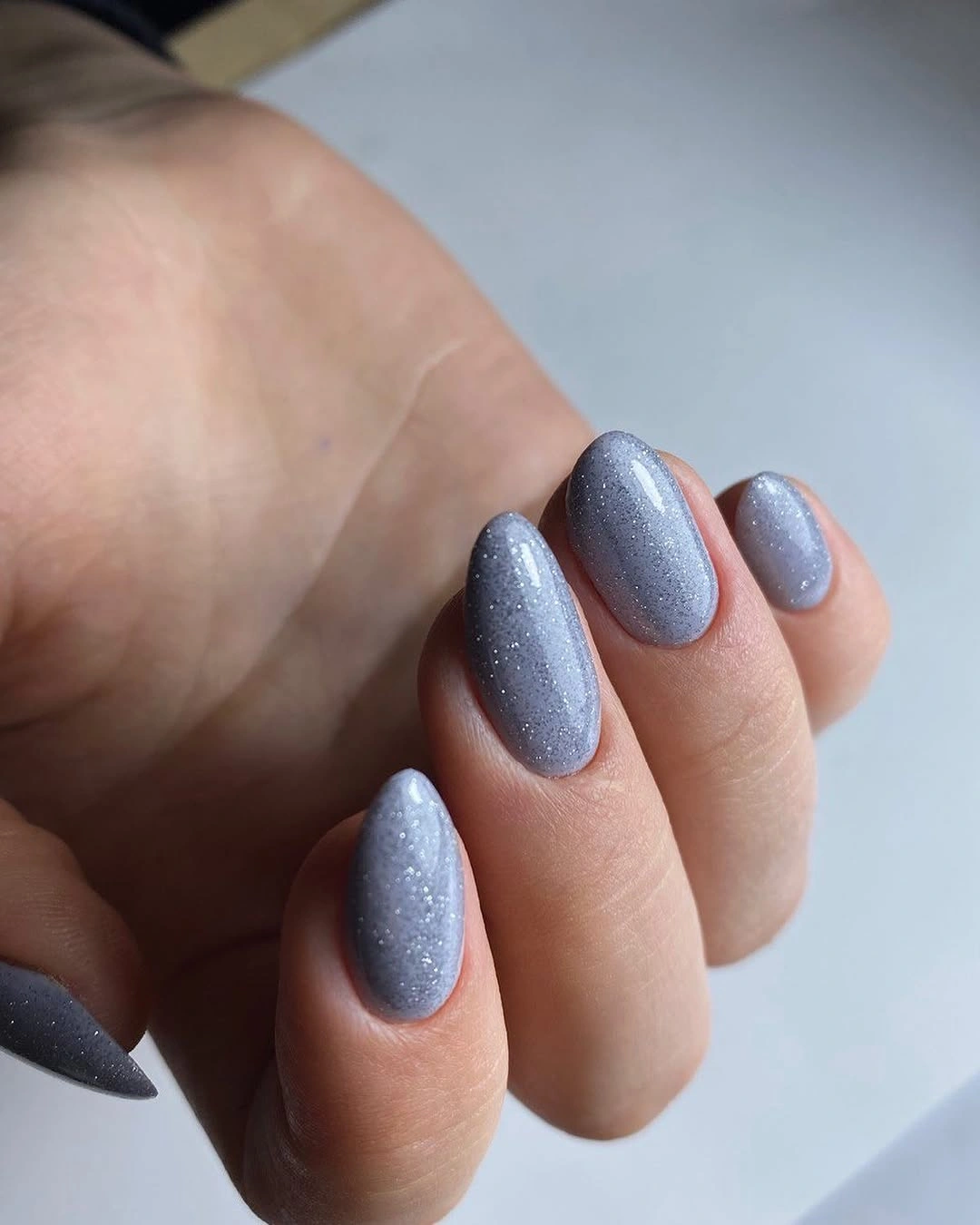 Rounded gray nails with fine silver shimmer