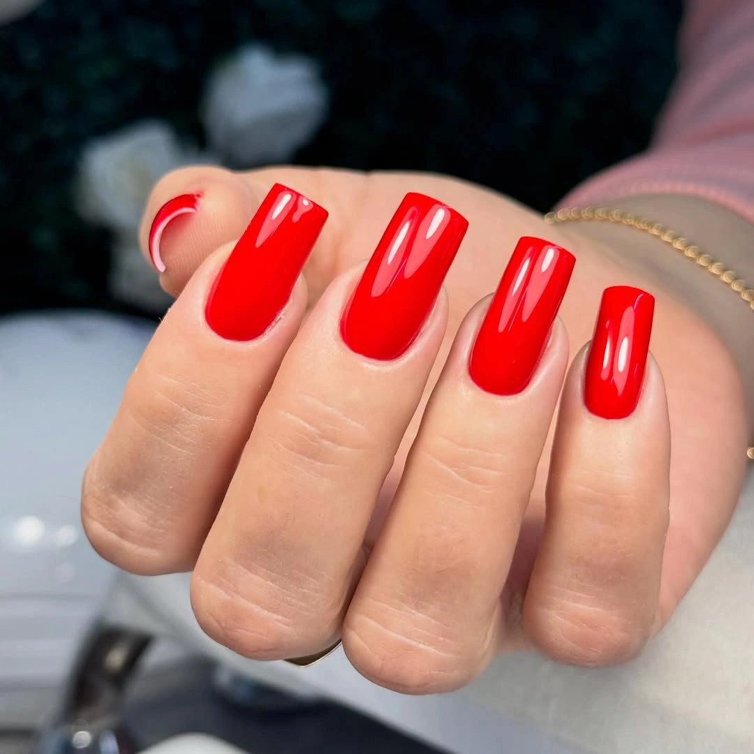 Medium square nails in glossy bright red