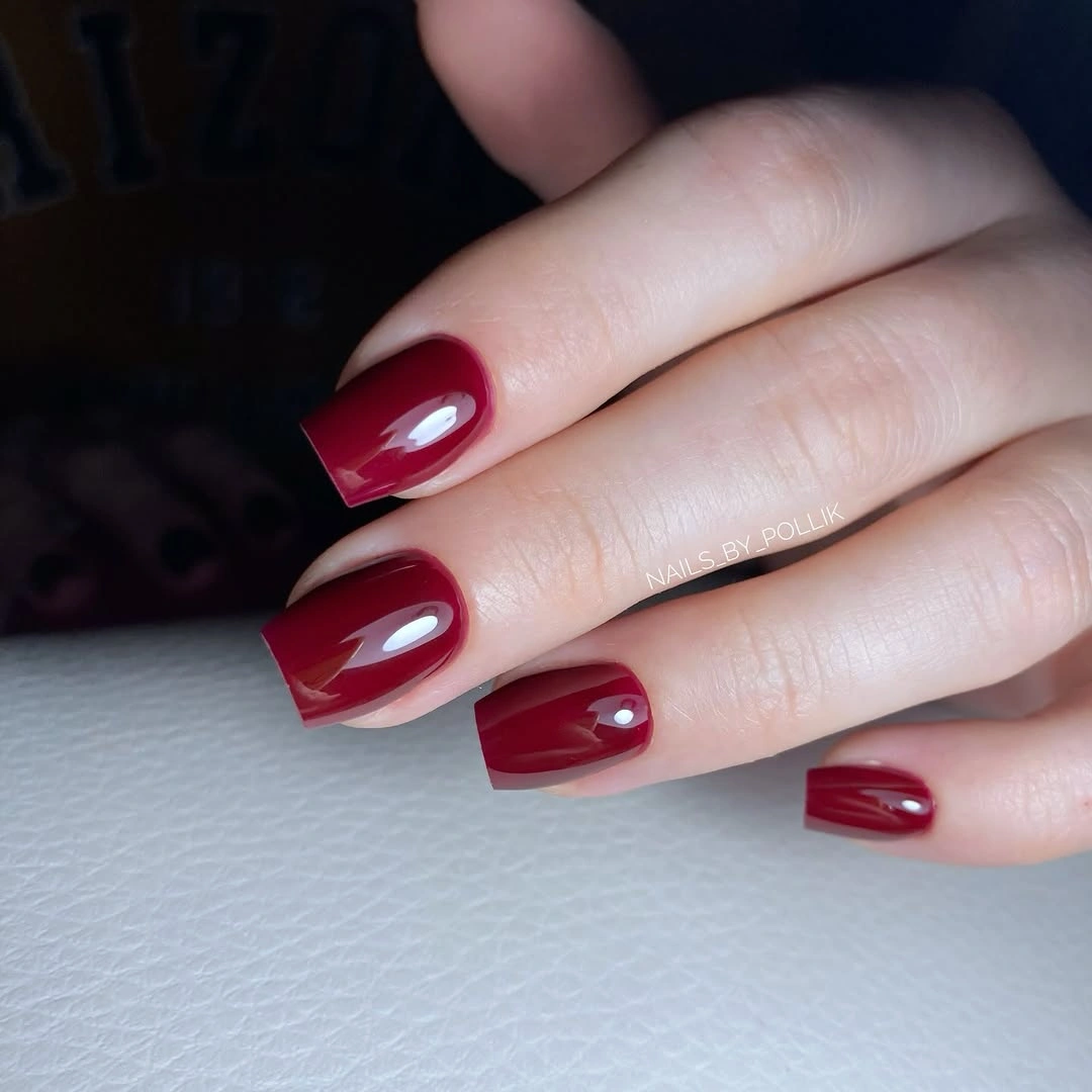 Medium square nails in a saturated glossy cherry-red color