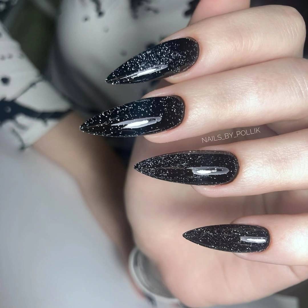 Short rounded nails mixing muted green orange and tiny autumn line accents