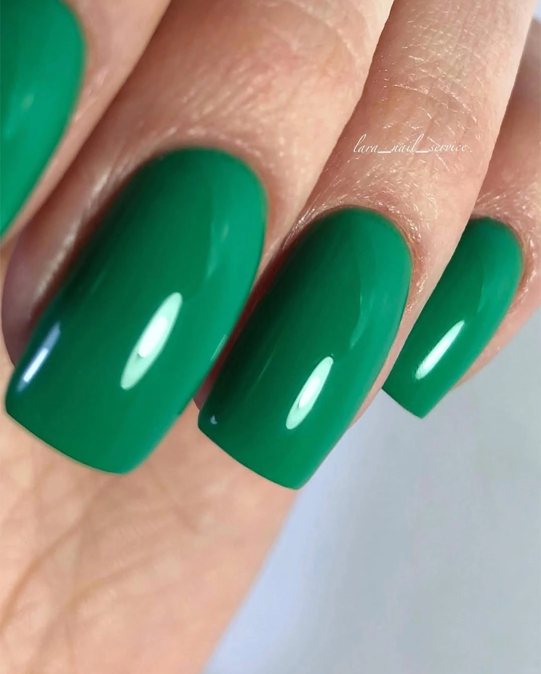 Medium square nails in glossy emerald green