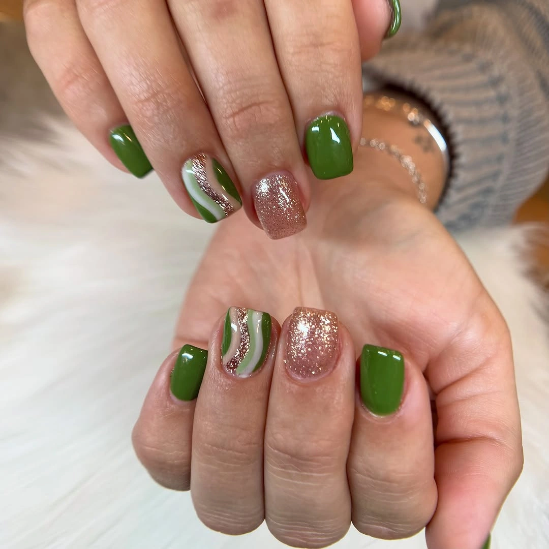 Short square nails alternating forest green nude pink and fine accents
